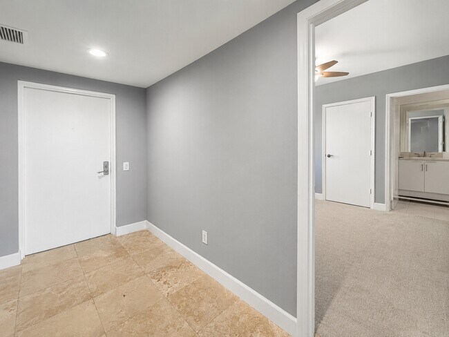 Foto del edificio - 14951 Royal Oaks Ln