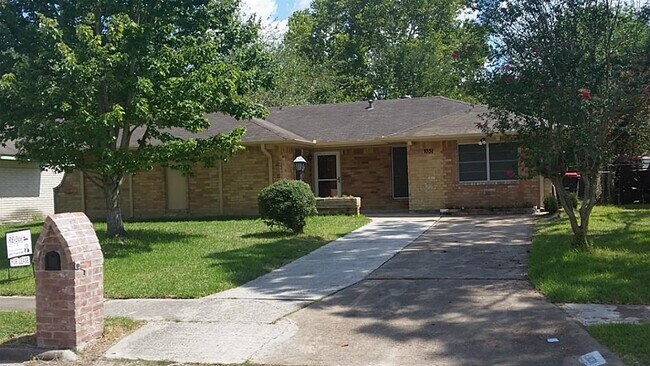 Building Photo - 1031 Fallbrook Dr