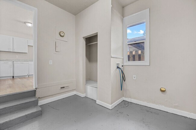 Building Photo - 1406 E 27th Ct