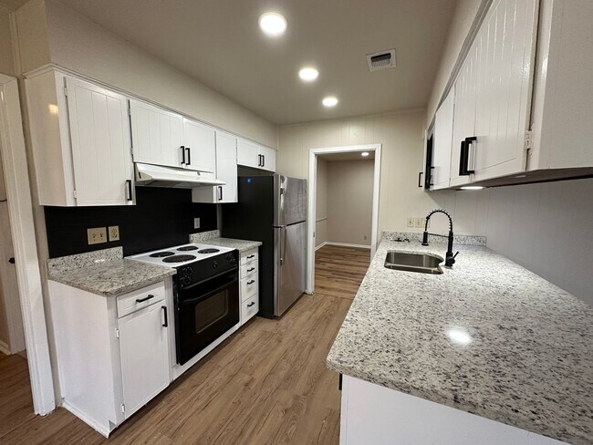 Building Photo - Adorable home 3 bedroom 2 bath Move in Aug...
