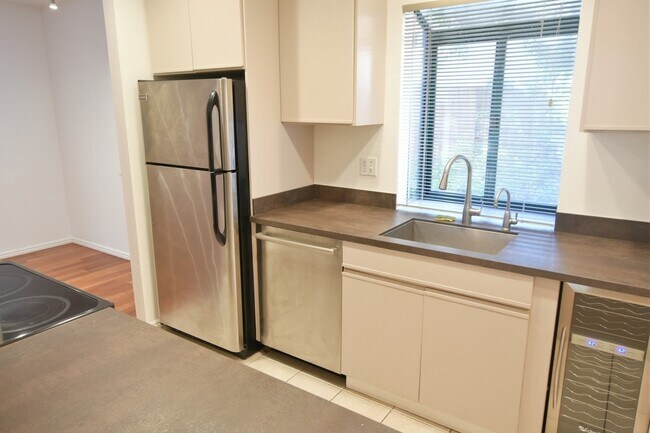 Photo - Beautiful and Updated South Palo Alto End ... Apartment