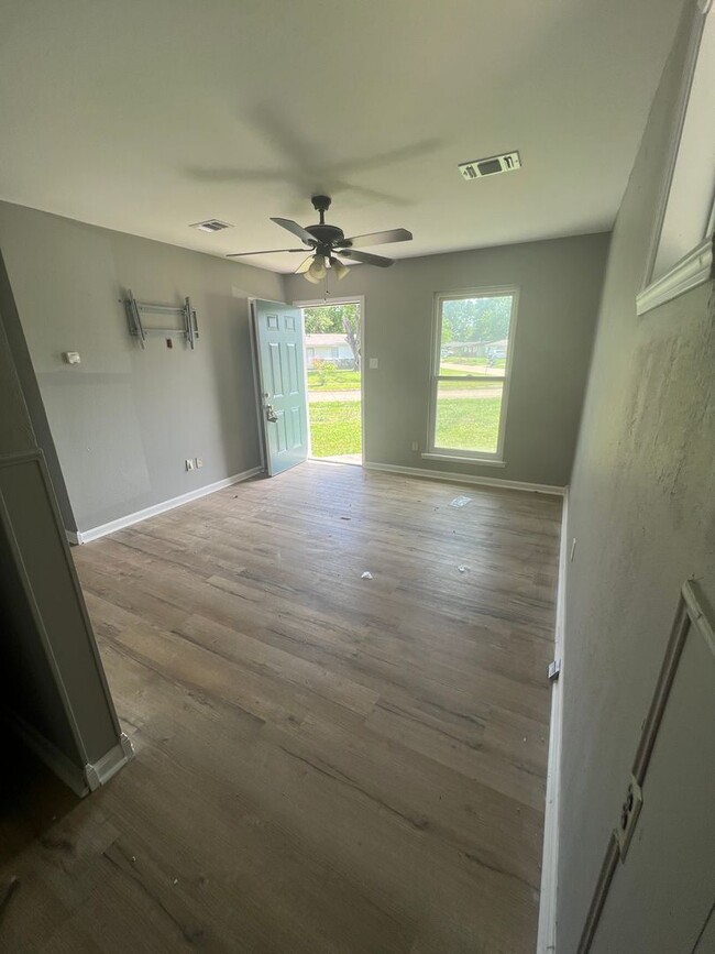 Building Photo - Affordable 3-Bedroom Home on a Spacious Co...
