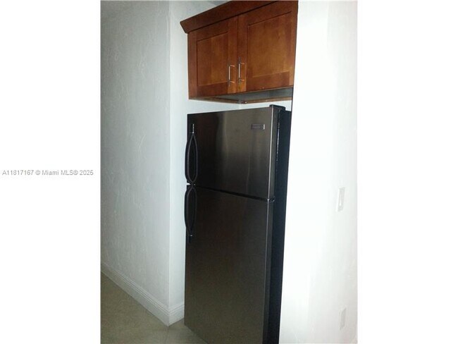Building Photo - 2880 Pine Tree Dr