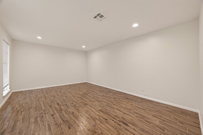 Building Photo - 422 Willow Vista Dr