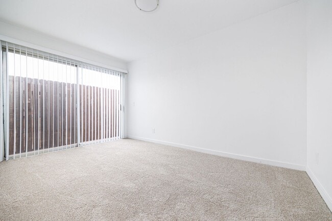 Foto del edificio - Huge 4 Bedroom 3 Bath House - Completely R...
