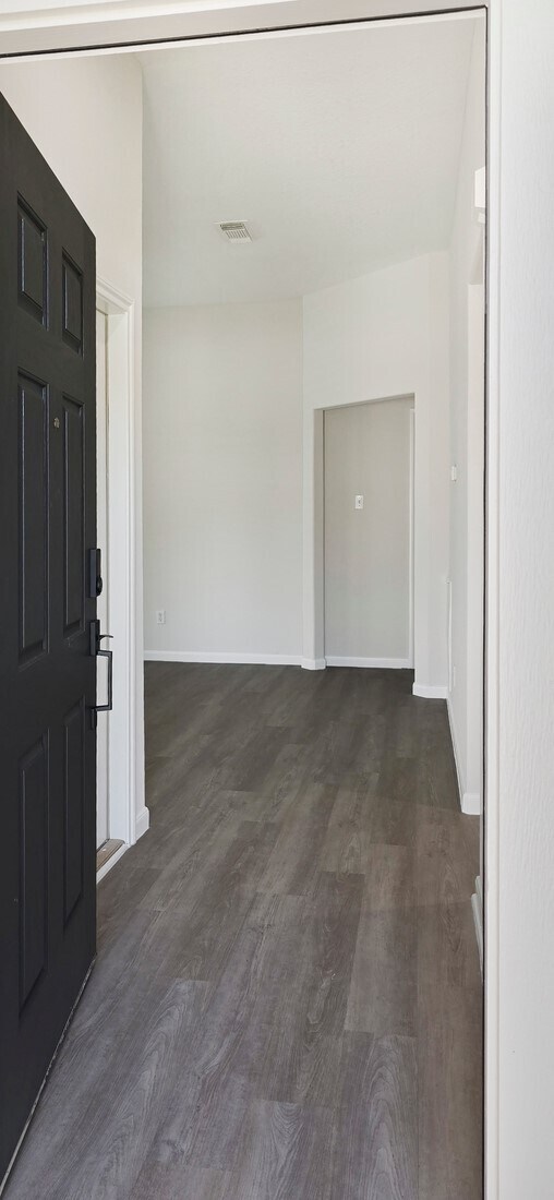 Foto del edificio - 979 Oak Lynn Dr