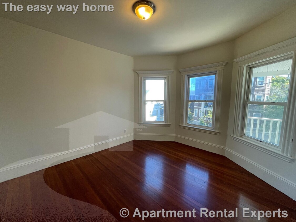 Foto principal - Somerville/Magoun Sq 4 BR, 2 Baths- Parkin...