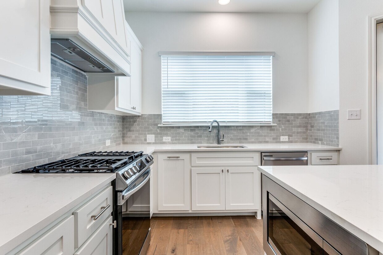 Primary Photo - Modern 3 Bedroom / 2.5 Bath Townhome in Fo...