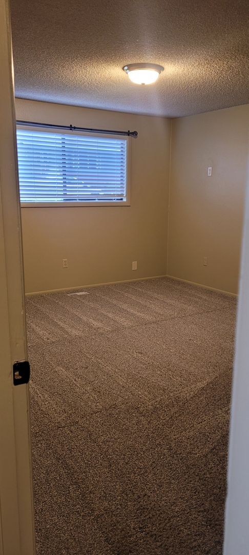 Building Photo - Newly Updated 2 Bedroom Apartment located ...