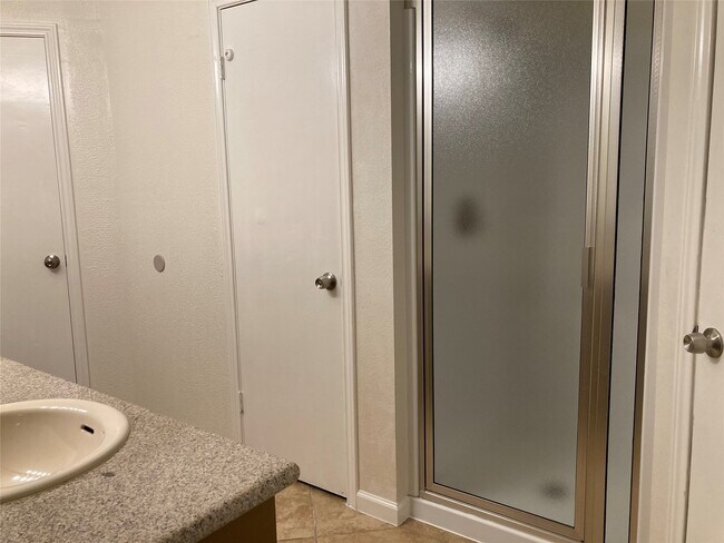Foto del edificio - 5008 Rockland Dr