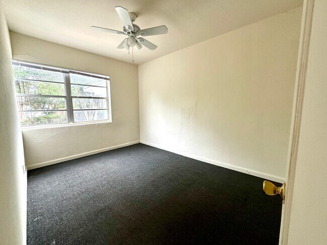 Building Photo - 949 42nd St