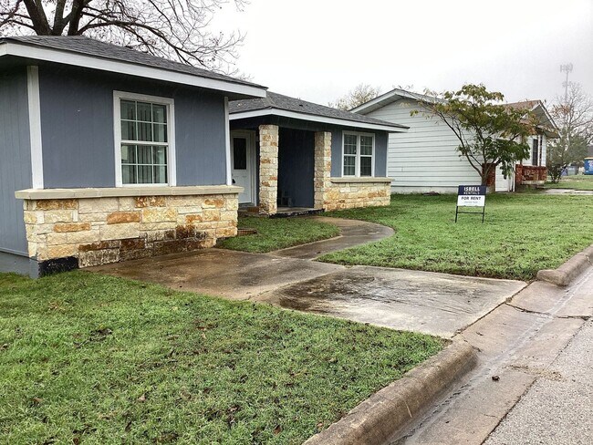 Foto del edificio - NEW IN MANAGEMENT - AVAILABLE NOW!