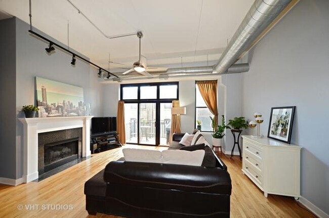 Building Photo - 1635 W Belmont Ave
