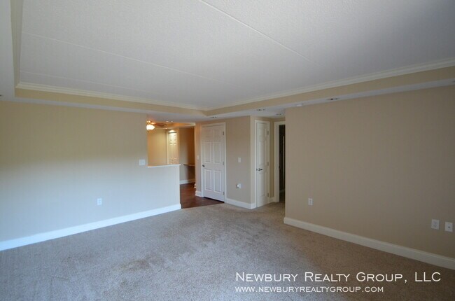 Building Photo - Gorgeous Remodeled Apartment