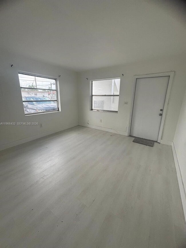 Building Photo - 1400 W 29th St