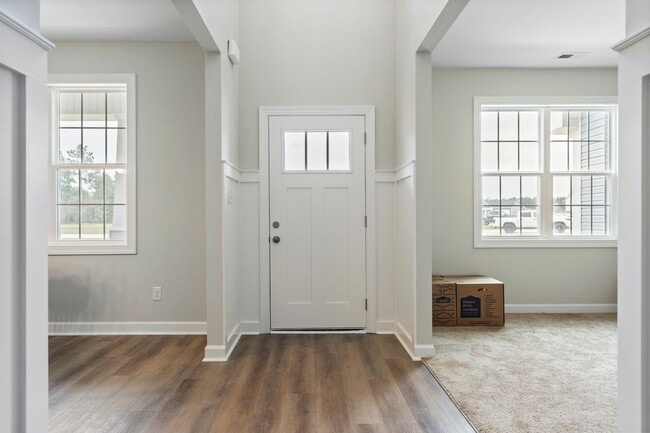 Foto del edificio - Spacious 6 bedroom 3.5 Bath Two Story Home...