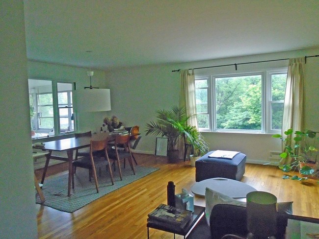 Building Photo - 580 Riverview Dr