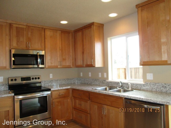 Building Photo - 618-648 Pine Ct