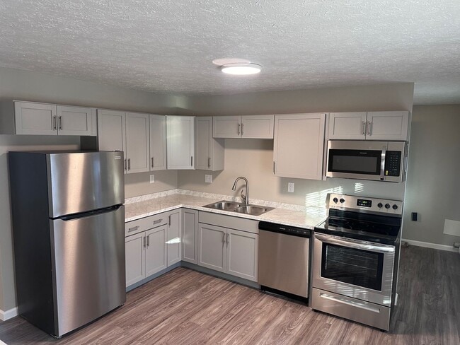 Building Photo - Remodeled Three Bedroom in Dayton