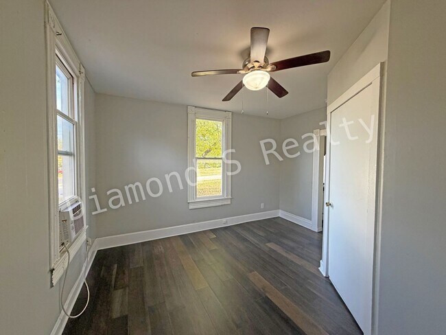 Foto del edificio - 2052 N Taylor Ave