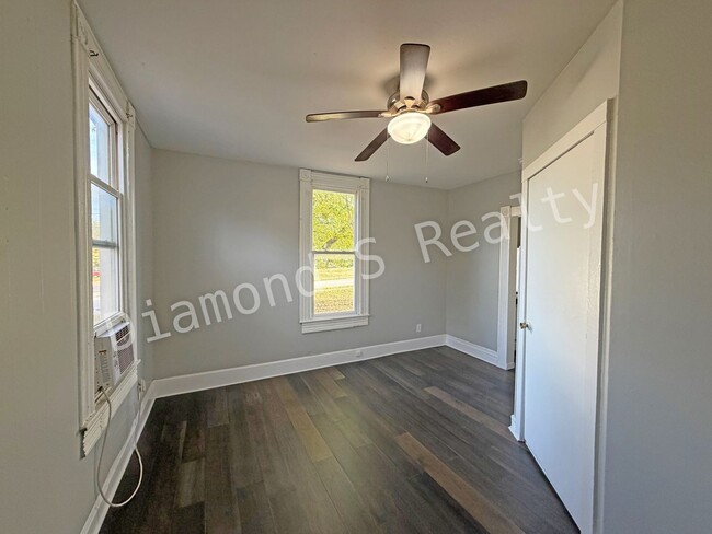 Building Photo - 2052 N Taylor Ave