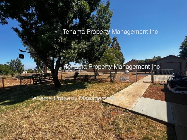 Foto del edificio - 3 Bedroom 2 Bath Home on 1 Acre West of Town