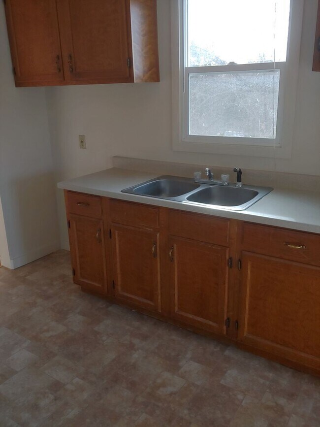 Building Photo - 4 Bedroom 1 Bath- Home