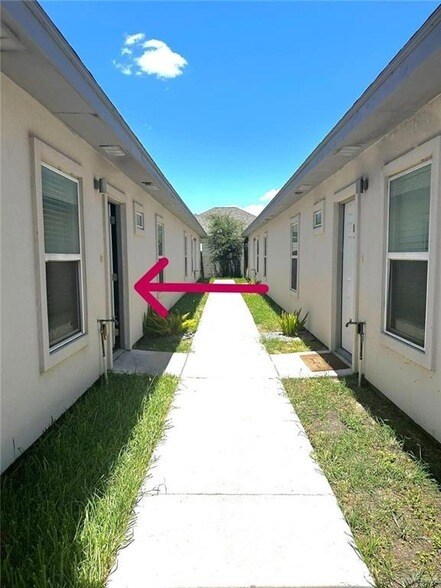 Building Photo - 809 E la Cantera Ave