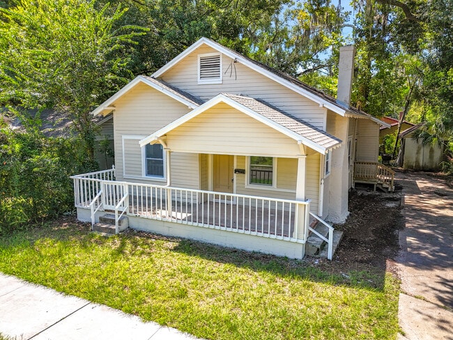 Photo - 666 Fern St House