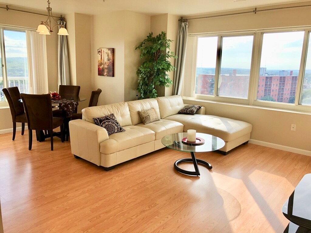 Foto principal - 1 Cityview Ln