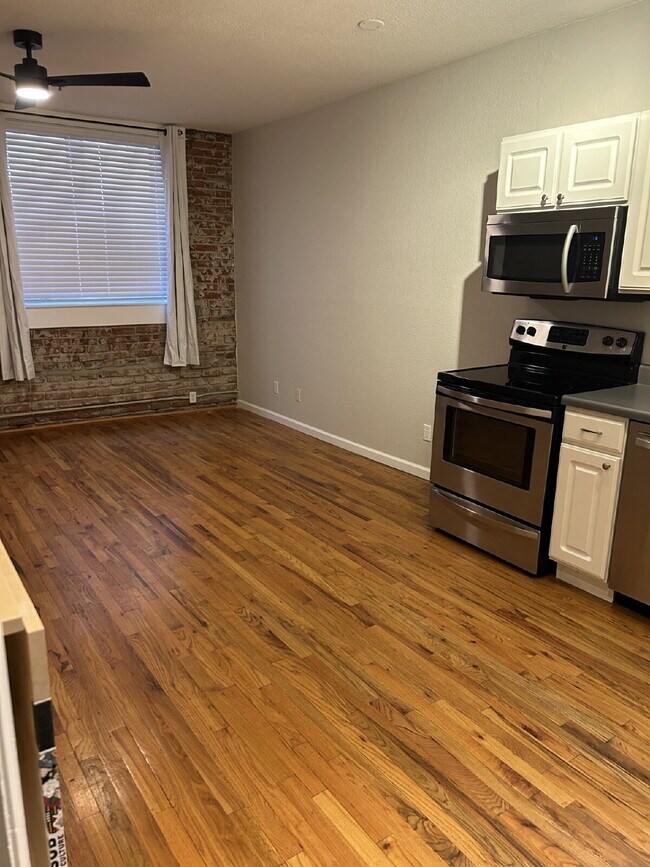 Foto del edificio - Adorable Studio in 1909 Building! Heart of Capitol Hill