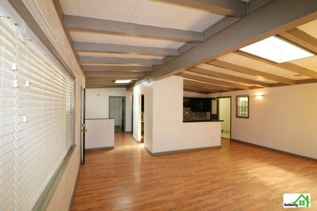 Building Photo - 2883 Victor Ave