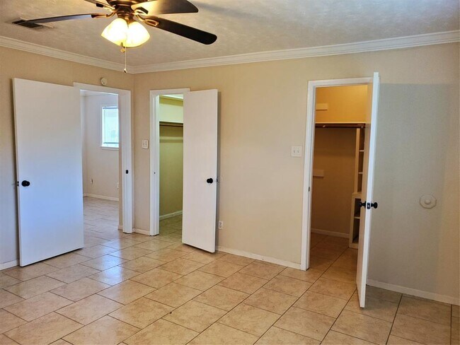 Building Photo - 1919 S Bend Cir