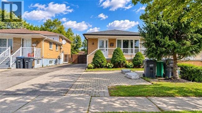 Building Photo - 3425 Laddie Crescent