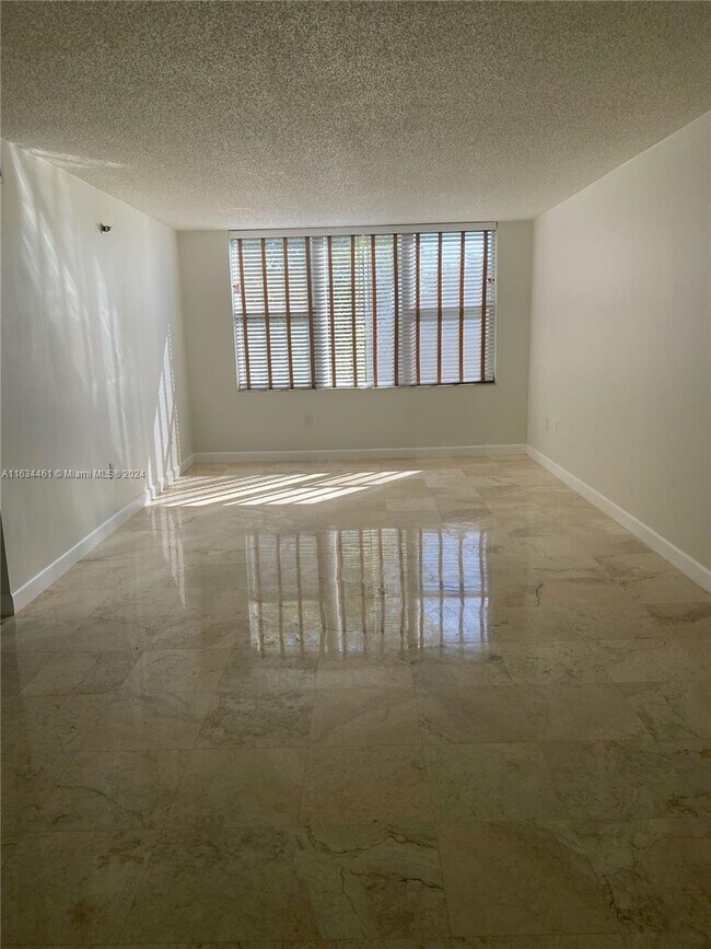 Foto del edificio - 17890 W Dixie Hwy