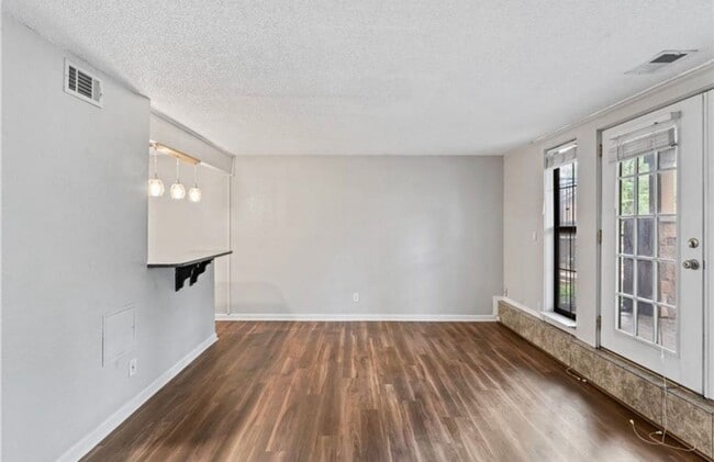 Building Photo - Plaza condo 2 Bed 2 Bath! $1500.00