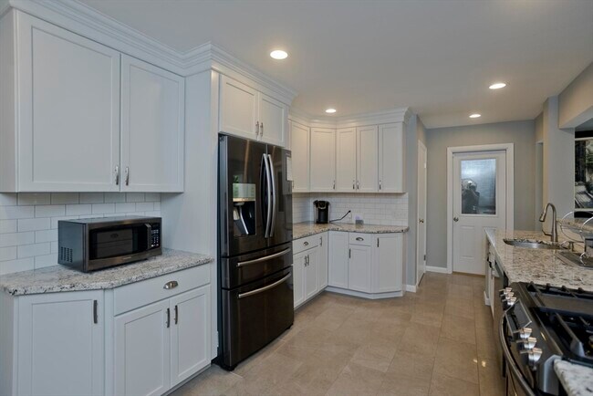 Building Photo - 45 Mayfair Dr