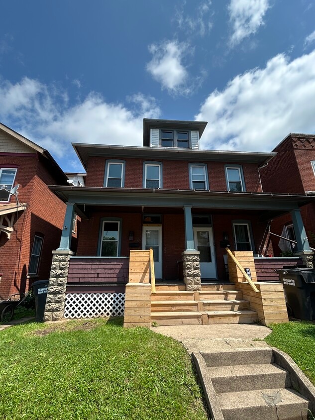 Street view of 422 Rural - 420 Rural Ave