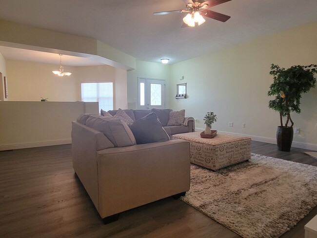 Building Photo - Charming Ranch Retreat: 3 Bed, 2 Bath in D...