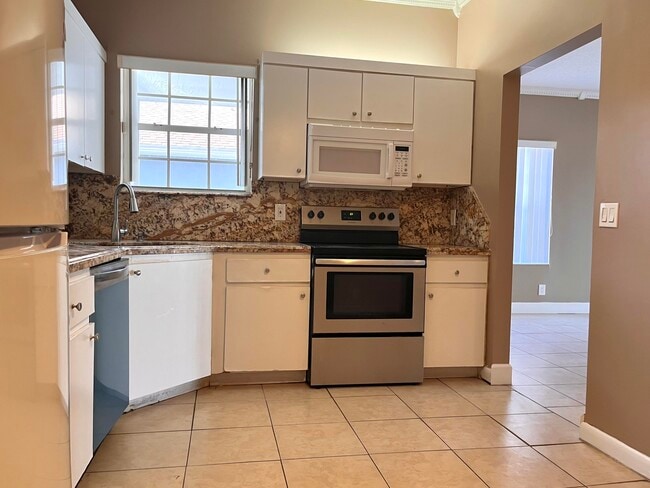 Building Photo - 3871 Circle Lake Dr