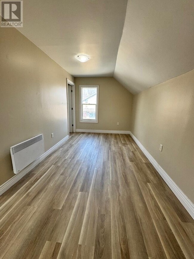 Photo du bâtiment - 1 Bedroom Upper-Level Unit – Laundry Hooku...