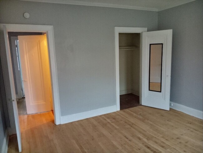 Building Photo - 827 Elm St