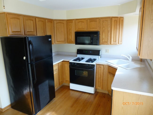 Building Photo - 8320 Oak Leaf Dr
