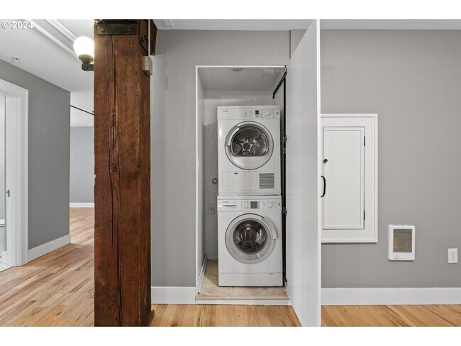 Building Photo - Spacious Loft Condo in Historical Carlton ...