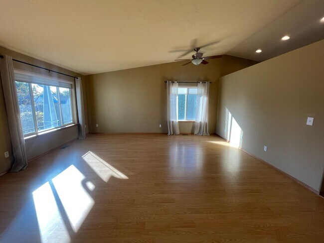Building Photo - Three Bedroom Two Bath in West Richland
