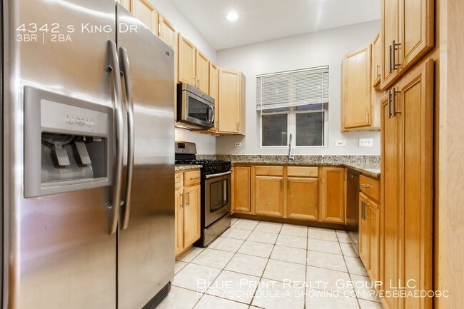 Foto del edificio - 3 bedroom 2 bath condo on Historic King Drive