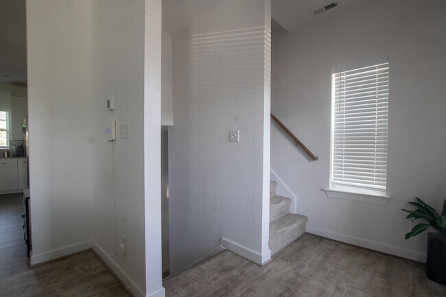 Building Photo - Contemporary 4bd/3.5ba in excellent location
