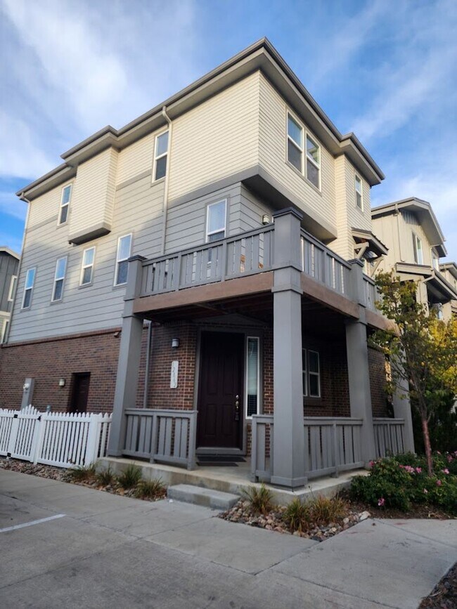 Foto del edificio - Long Realty & Property Management - Nearly New Home in Aurora **Half Off Rent June 2026**