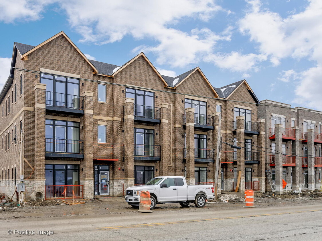 Foto principal - 840 E Irving Park Rd