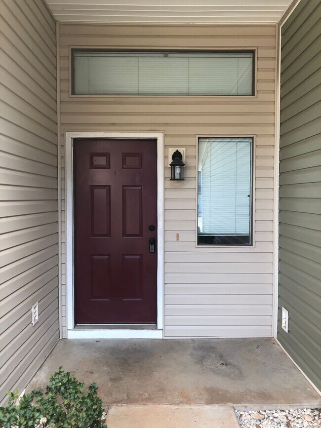 Foto del edificio - Rolling Acres - End Unit!  CARPET/LVP. WAS...
